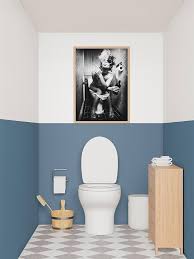 Affiche Femme Sur Toilettes - Décoration Unique pour Votre Espace