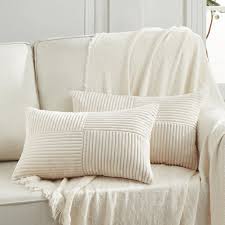 Coussin Beige Douillet pour une Décoration Élégante